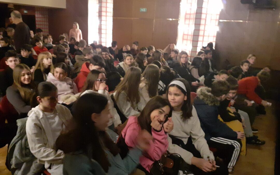 Šestaši u posjetu kazalištu