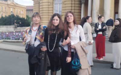 Osmaši su gledali predstavu „Tko pjeva zlo ne misli“ u HNK