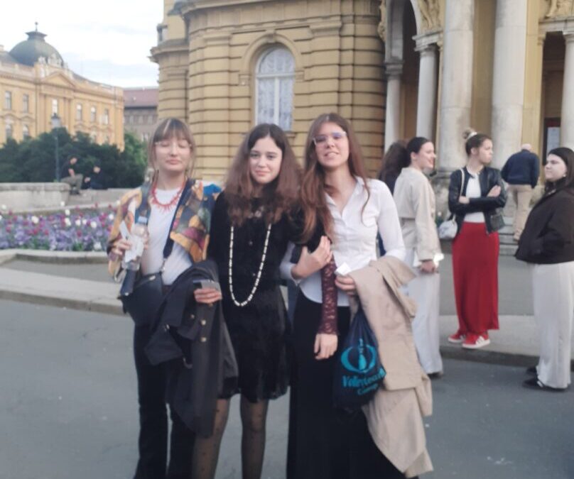 Osmaši su gledali predstavu „Tko pjeva zlo ne misli“ u HNK